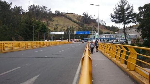 Willkommen in Ecuador! Brücke über den Grenzfluss zwischen Kolumbien und Ecuador