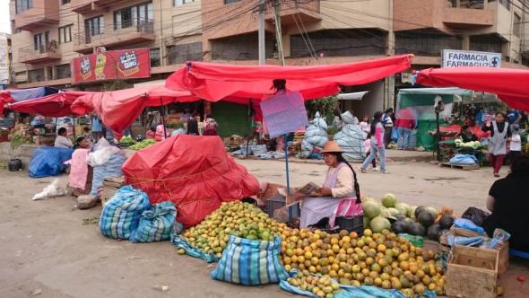 Ein Straßenstand für Obst mitten im Marktviertel von Cochabamba