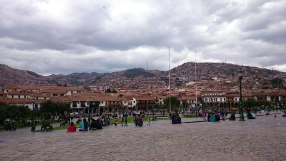 Ein bewölkter Nachmittag auf dem Main Plaza in Cusco