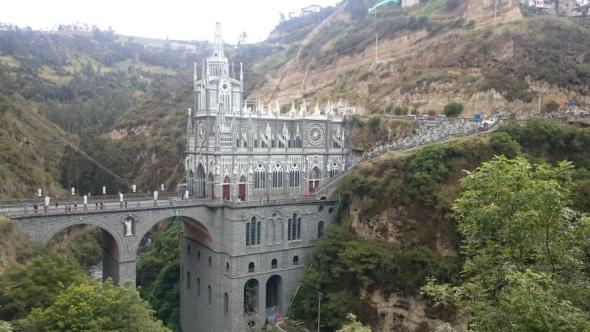 Berghang im Pilgerort Ipiales mit der Kathedrale Las Lajas